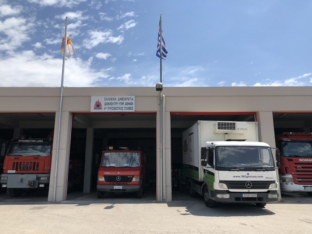 Τα-362-grocery-στο-πλευρό-των-πυροσβεστών-